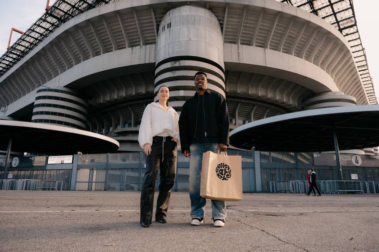 Denzel Dumfries with Linne and the Ballers Market bags