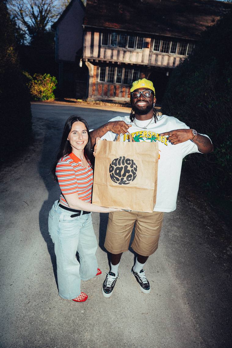 Tolu Arokodare with Linne and the Ballers Market bags